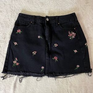 Black floral jean skirt size Medium